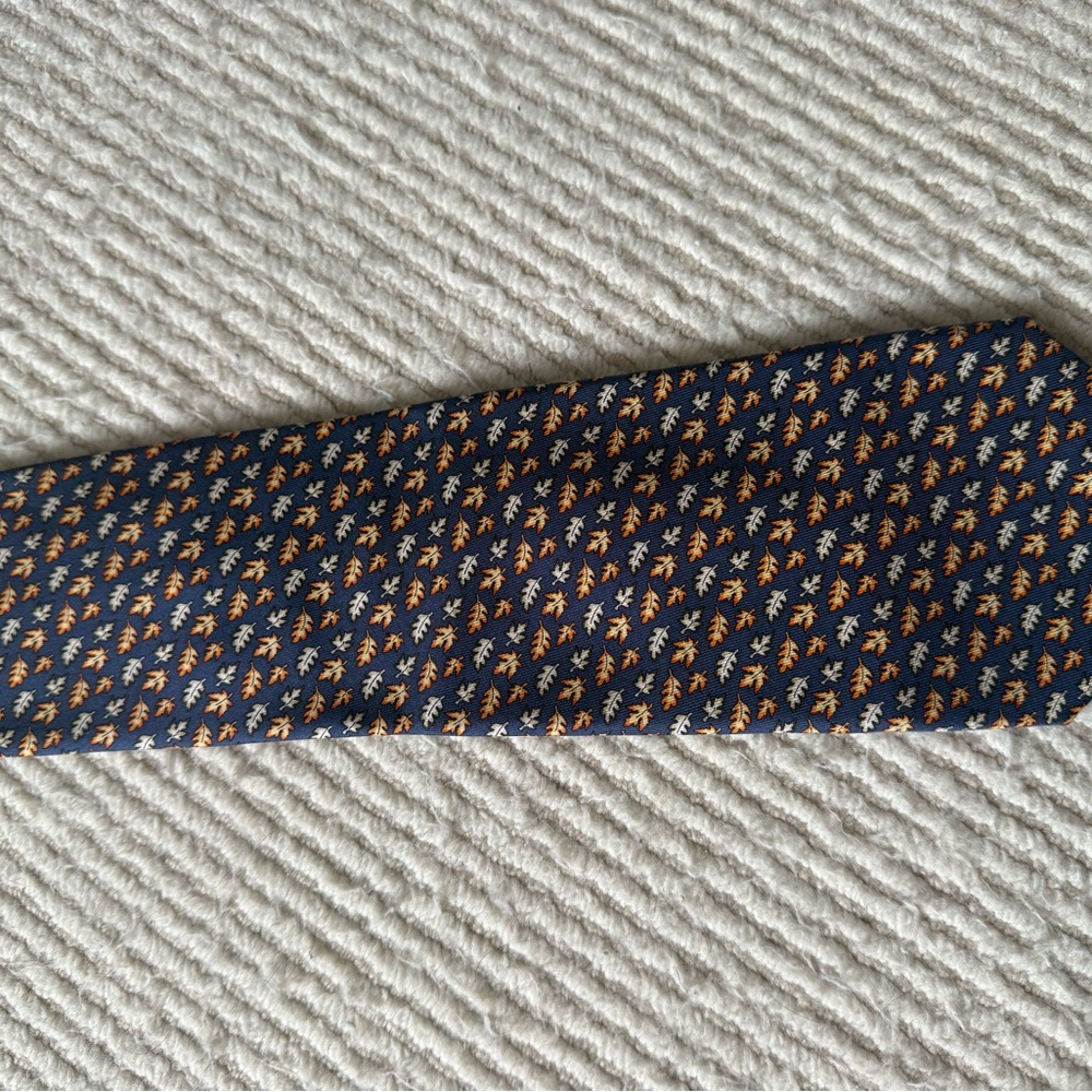 Vineyard Vines Navy and Gold Patterned Tie